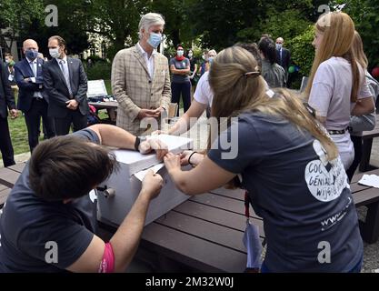 König Philippe - Filip von Belgien (C) spricht mit Jugendlichen bei einem königlichen Besuch in einem Sprachlager von Roeland VZW in Gent, Dienstag, den 07. Juli 2020. Das Roeland vzw organisiert Sprachcamps für Jugendliche in Niederländisch, Französisch und Englisch. BELGA FOTO ERIC LALMAND Stockfoto