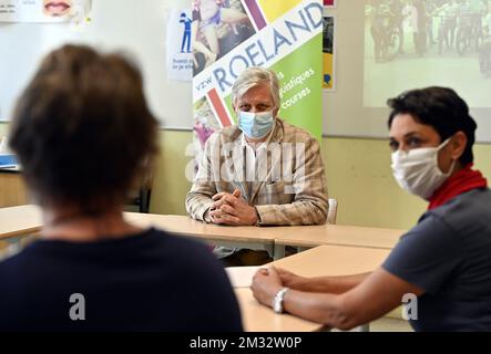 König Philippe - Filip von Belgien (C), gemalt bei einem königlichen Besuch in einem Sprachlager Roeland VZW in Gent, Dienstag, den 07. Juli 2020. Das Roeland vzw organisiert Sprachcamps für Jugendliche in Niederländisch, Französisch und Englisch. BELGA FOTO ERIC LALMAND Stockfoto