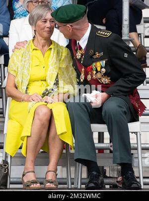 Ehemaliger Generalverteidiger Marc Compernol und seine Frau, auf dem Foto während der Zeremonie der Übertragung des Befehls des belgischen Oberbefehlshabers der Verteidigung an der königlichen Militärschule in Brüssel, Freitag, den 10. Juli 2020. BELGA FOTO BENOIT DOPPPAGNE Stockfoto