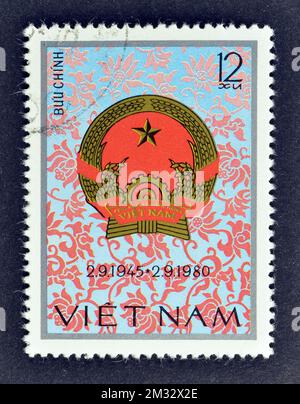 Stornierte Briefmarke, gedruckt von Vietnam, die vietnamesische Waffen zeigt, etwa 1980. Stockfoto