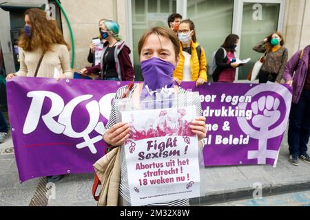 Illustration zeigt eine Protestaktion vor den N-VA-Büros in Brüssel, organisiert von Campagne ROSA, um gegen die Weigerung von N-VA zu protestieren, über die Verlängerung der Verzögerung der Abtreibung abzustimmen, Mittwoch, den 15. Juli 2020. BELGA FOTO THIERRY ROGE Stockfoto