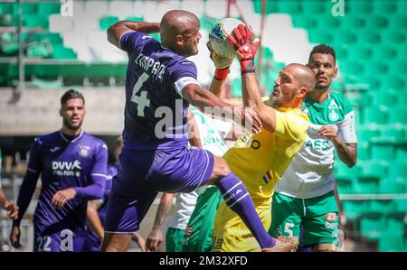 Anderlecht's Vincent Kompany und Saint-Etiennes Torwart Jessy Moulin kämpfen um den Ball während eines freundlichen Fußballspiels zwischen dem französischen Verein SAINT-Etienne und dem belgischen Team RSC Anderlecht, Samstag, den 18. Juli 2020 in Saint-Etienne, Frankreich, zur Vorbereitung der kommenden Saison 2020-2021. BELGA PHOTO VIRGINIE LEFOUR Stockfoto