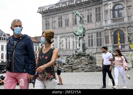 Die Abbildung zeigt Personen, die Masken tragen und einige andere Personen, die nicht im Stadtzentrum von Antwerpen sind, Montag, den 27. Juli 2020. Die Zahl der Covid-19-Kontaminationen steigt in Belgien wieder an. Der Nationale Sicherheitsrat hat ab morgen strengere Maßnahmen gegen das Coronavirus angekündigt, um zu versuchen, die Kontaminationsrate niedrig zu halten. BELGA FOTO DIRK WAEM Stockfoto