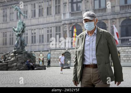 Das Abbildungsbild zeigt einen Mann mit einer Maske im Stadtzentrum von Antwerpen, Montag, den 27. Juli 2020. Die Zahl der Covid-19-Kontaminationen steigt in Belgien wieder an. Der Nationale Sicherheitsrat hat ab morgen strengere Maßnahmen gegen das Coronavirus angekündigt, um zu versuchen, die Kontaminationsrate niedrig zu halten. BELGA FOTO DIRK WAEM Stockfoto