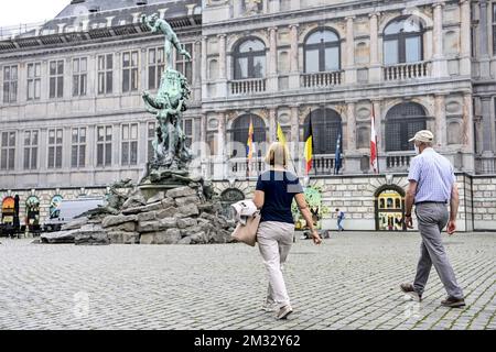 Abbildung zeigt Menschen im Stadtzentrum von Antwerpen, Montag, 27. Juli 2020. Die Zahl der Covid-19-Kontaminationen steigt in Belgien wieder an. Der Nationale Sicherheitsrat hat ab morgen strengere Maßnahmen gegen das Coronavirus angekündigt, um zu versuchen, die Kontaminationsrate niedrig zu halten. BELGA FOTO DIRK WAEM Stockfoto