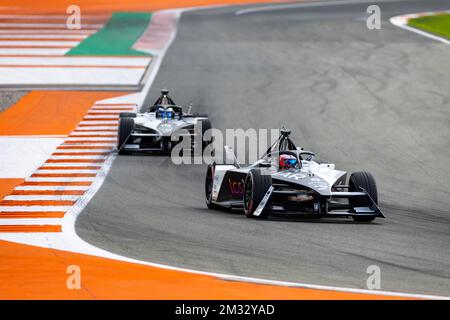 Valencia, Spain. 14th Dec, 2022. 12/14/2022 - Mitch Evans, Jaguar TCS Racing, Jaguar I-TYPE 6, leads Sam Bird, Jaguar TCS Racing, Jaguar I-TYPE 6 during the Formula E Valencia Testing in Valencia, Spain. (Photo by Sam Bloxham/Motorsport Images/Sipa USA) Credit: Sipa USA/Alamy Live News Stockfoto