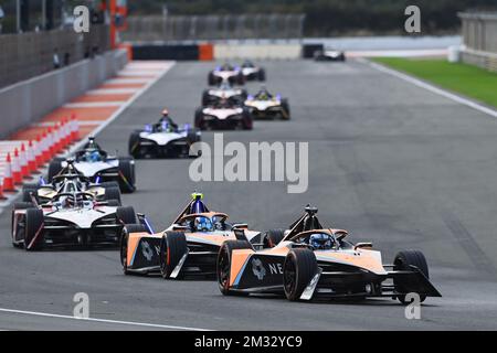 Valencia, Spanien. 14.. Dezember 2022. 12/14/2022 – Rene Rast, NEOM McLaren Formula E Team, Nissan e-4ORCE 04, führt Jake Hughes, NEOM McLaren Formula E Team, Nissan e-4ORCE 04 während des Formel E Valencia Tests in Valencia, Spanien. (Foto: Sam Bagnall/Motorsport Images/Sipa USA) Guthaben: SIPA USA/Alamy Live News Stockfoto