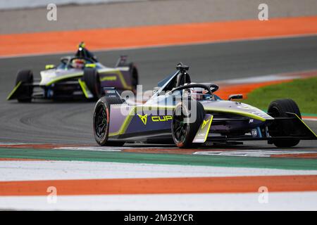 Valencia, Spain. 14th Dec, 2022. 12/14/2022 - Nico Muller, ABT CUPRA Formula E Team, Mahindra M9Electro, leads Robin Frijns, ABT CUPRA Formula E Team, Mahindra M9Electro during the Formula E Valencia Testing in Valencia, Spain. (Photo by Simon Galloway/Motorsport Images/Sipa USA) Credit: Sipa USA/Alamy Live News Stockfoto