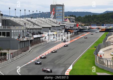 Valencia, Spanien. 14.. Dezember 2022. 12/14/2022 - Pascal Wehrlein, TAG Heuer Porsche Formula E Team, Porsche 99X Electric Gen3, führt Edoardo Mortara, Maserati MSG Racing, Maserati Tipo Folgore während des Formel E Valencia Tests in Valencia, Spanien. (Foto: Sam Bagnall/Motorsport Images/Sipa USA) Guthaben: SIPA USA/Alamy Live News Stockfoto