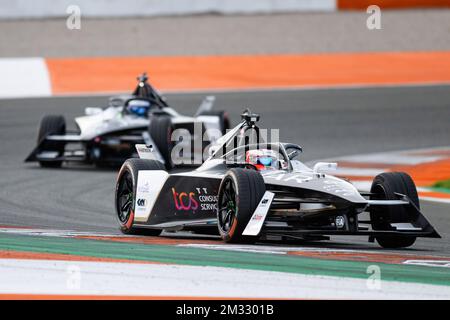 Valencia, Spain. 14th Dec, 2022. 12/14/2022 - Mitch Evans, Jaguar TCS Racing, Jaguar I-TYPE 6, leads Sam Bird, Jaguar TCS Racing, Jaguar I-TYPE 6 during the Formula E Valencia Testing in Valencia, Spain. (Photo by Simon Galloway/Motorsport Images/Sipa USA) Credit: Sipa USA/Alamy Live News Stockfoto
