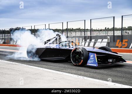 Valencia, Spain. 14th Dec, 2022. 12/14/2022 - Maximilian Gunther, Maserati MSG Racing, Maserati Tipo Folgore doing a burnout in pit lane during the Formula E Valencia Testing in Valencia, Spain. (Photo by Simon Galloway/Motorsport Images/Sipa USA) Credit: Sipa USA/Alamy Live News Stockfoto
