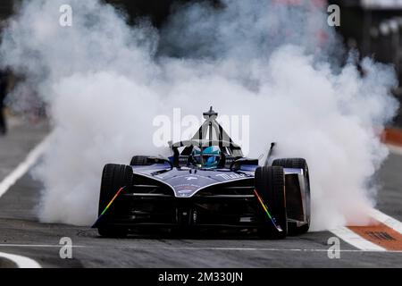 Valencia, Spanien. 14.. Dezember 2022. 12/14/2022 – Maximilian Gunther, Maserati MSG Racing, Maserati Tipo Folgore, verbrennt während des Formel E-Valencia-Tests in Valencia, Spanien, in der Boxengasse. (Foto: Andrew Ferraro/Motorsport Images/Sipa USA) Kredit: SIPA USA/Alamy Live News Stockfoto