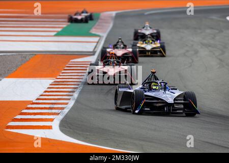 Valencia, Spanien. 14.. Dezember 2022. 12/14/2022: Edoardo Mortara, Maserati MSG Racing, Maserati Tipo Folgore, leitet Norman NATO, Nissan Formula E Team, Nissan e-4ORCE 04 während des Formel E Valencia Tests in Valencia, Spanien. (Foto: Sam Bloxham/Motorsport Images/Sipa USA) Guthaben: SIPA USA/Alamy Live News Stockfoto