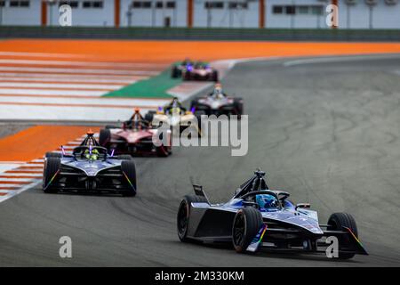 Valencia, Spain. 14th Dec, 2022. 12/14/2022 - Maximilian Gunther, Maserati MSG Racing, Maserati Tipo Folgore, leads Edoardo Mortara, Maserati MSG Racing, Maserati Tipo Folgore during the Formula E Valencia Testing in Valencia, Spain. (Photo by Sam Bloxham/Motorsport Images/Sipa USA) Credit: Sipa USA/Alamy Live News Stockfoto