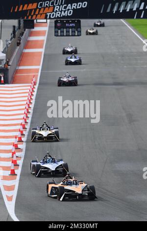 Valencia, Spain. 14th Dec, 2022. 12/14/2022 - Rene Rast, NEOM McLaren Formula E Team, Nissan e-4ORCE 04, leads Maximilian Gunther, Maserati MSG Racing, Maserati Tipo Folgore during the Formula E Valencia Testing in Valencia, Spain. (Photo by Sam Bagnall/Motorsport Images/Sipa USA) Credit: Sipa USA/Alamy Live News Stockfoto