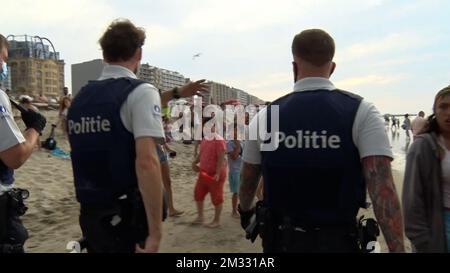 ACHTUNG REDAKTEURE - VIDEO STANDS - BESTE VERFÜGBARE QUALITÄT Polizisten, fotografiert nach einer massiven Schlägerei mit Dutzenden von Menschen am Strand von Blankenberge an der belgischen Küste, Samstag, den 08. August 2020. In der anhaltenden Coronavirus-Krise bleibt die soziale Distanzierung eine der wichtigsten Maßnahmen zur Bekämpfung des Virus und zur möglichst geringen Kontaminationsrate. BELGA FOTO MAARTEN WEYNANTS Stockfoto