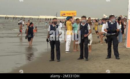 ACHTUNG REDAKTEURE - VIDEO STANDS - BESTE VERFÜGBARE QUALITÄT Polizisten, fotografiert nach einer massiven Schlägerei mit Dutzenden von Menschen am Strand von Blankenberge an der belgischen Küste, Samstag, den 08. August 2020. In der anhaltenden Coronavirus-Krise bleibt die soziale Distanzierung eine der wichtigsten Maßnahmen zur Bekämpfung des Virus und zur möglichst geringen Kontaminationsrate. BELGA FOTO MAARTEN WEYNANTS Stockfoto