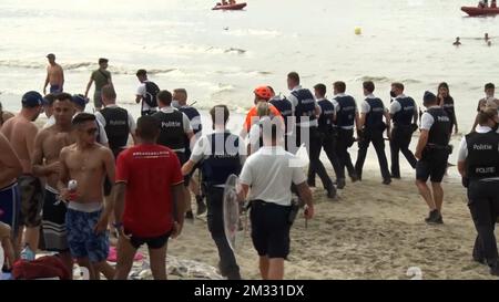 ACHTUNG REDAKTEURE - VIDEO STANDS - BESTE VERFÜGBARE QUALITÄT Polizisten, fotografiert nach einer massiven Schlägerei mit Dutzenden von Menschen am Strand von Blankenberge an der belgischen Küste, Samstag, den 08. August 2020. In der anhaltenden Coronavirus-Krise bleibt die soziale Distanzierung eine der wichtigsten Maßnahmen zur Bekämpfung des Virus und zur möglichst geringen Kontaminationsrate. BELGA FOTO MAARTEN WEYNANTS Stockfoto