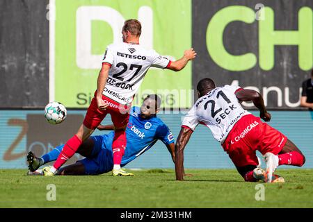 Essevees Laurens De Bock und Genks Jhon Lucumi Bonilla kämpfen um den Ball während des Spiels der Jupiler Pro League zwischen SV Zulte Waregem und KRC Genk in Waregem, Sonntag, den 09. August 2020, am 01. Tag der belgischen Fußballmeisterschaft. BELGA FOTO KURT DESPLENTER Stockfoto