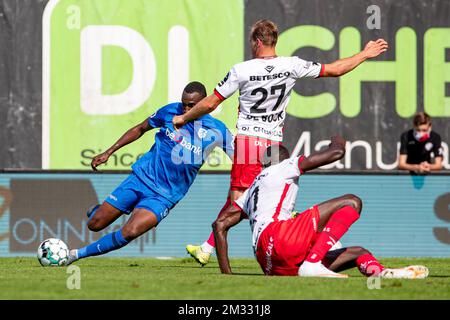 Genks Jhon Lucumi Bonilla und Essevees Laurens De Bock kämpfen um den Ball während des Spiels der Jupiler Pro League zwischen SV Zulte Waregem und KRC Genk in Waregem, Sonntag, den 09. August 2020, am 01. Tag der belgischen Fußballmeisterschaft. BELGA FOTO KURT DESPLENTER Stockfoto