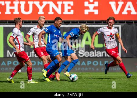 Essevees Laurens De Bock, Essevees Olivier Deschacht, Genks Cyriel Dessers, Genks Junya Ito und Essevees Ewoud Pletinckx kämpfen um den Ball während des Jupiler Pro League-Spiels zwischen SV Zulte Waregem und KRC Genk in Waregem, Sonntag, 09. August 2020, am 01. Tag des belgischen Fußballmeisters. BELGA FOTO KURT DESPLENTER Stockfoto