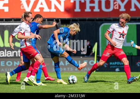 Essevees Laurens De Bock, Genks Cyriel Dessers, Genks Junya Ito und Essevees Ewoud Pletinckx kämpfen um den Ball während des Jupiler Pro League-Spiels zwischen SV Zulte Waregem und KRC Genk in Waregem, Sonntag, den 09. August 2020, am 01. Tag der belgischen Fußballmeisterschaft. BELGA FOTO KURT DESPLENTER Stockfoto