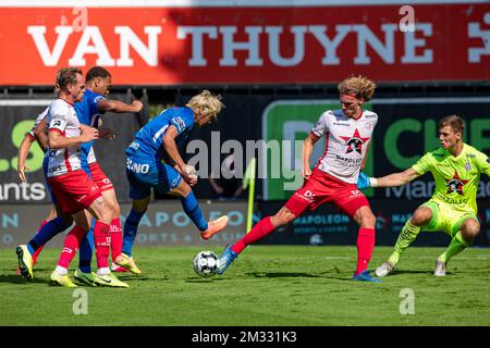 Essevees Laurens De Bock, Genks Cyriel Dessers, Genks Junya Ito und Essevees Ewoud Pletinckx kämpfen um den Ball während des Jupiler Pro League-Spiels zwischen SV Zulte Waregem und KRC Genk in Waregem, Sonntag, den 09. August 2020, am 01. Tag der belgischen Fußballmeisterschaft. BELGA FOTO KURT DESPLENTER Stockfoto