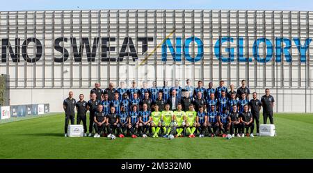 (Oberste Reihe L-R) Clubmensch Pascal Plovie; Materialmensch Michel Dierings; Eduard Sobol; Charles De Ketelaere; Ignace Van der Brempt; Odilon Kossounou; Youssouph Badji; Simon Deli; Hans Vanaken; Matej Mitrovic; Clinton Mata; Siemen Voet; Kinesist Leen Van Damme; Kinesist Thomas De Jonghe; (mittlere Reihe L-R) Club Performance Coach Dieter Deprez; Physical Coach Rodrigo De Melo; Video Analyst John John; Lois Openda; Mats Rits; Eder Balanta; Thibault Vlietinck; Bessell; Stellvertretender Trainer Carl Hoefkens; stellvertretender Trainer Johan Van Rumst; Cheftrainer Philippe Clement; stellvertretender Trainer Jonas Ivens; physisch Stockfoto