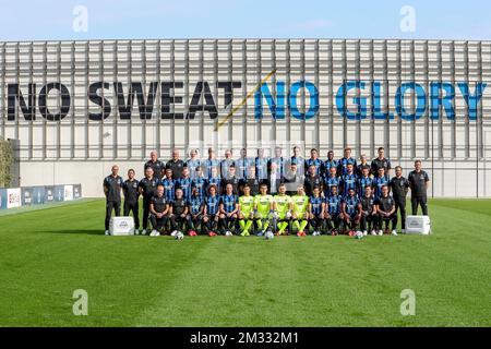 (Oberste Reihe L-R) Clubmensch Pascal Plovie; Materialmensch Michel Dierings; Eduard Sobol; Charles De Ketelaere; Ignace Van der Brempt; Odilon Kossounou; Youssouph Badji; Simon Deli; Hans Vanaken; Matej Mitrovic; Clinton Mata; Siemen Voet; Kinesist Leen Van Damme; Kinesist Thomas De Jonghe; (mittlere Reihe L-R) Club Performance Coach Dieter Deprez; Physical Coach Rodrigo De Melo; Video Analyst John John; Lois Openda; Mats Rits; Eder Balanta; Thibault Vlietinck; Bessell; Stellvertretender Trainer Carl Hoefkens; stellvertretender Trainer Johan Van Rumst; Cheftrainer Philippe Clement; stellvertretender Trainer Jonas Ivens; physisch Stockfoto