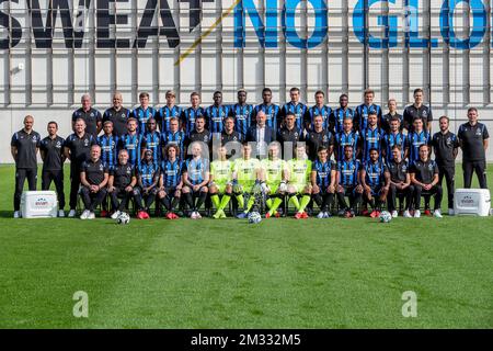 (Oberste Reihe L-R) Clubmensch Pascal Plovie; Materialmensch Michel Dierings; Eduard Sobol; Charles De Ketelaere; Ignace Van der Brempt; Odilon Kossounou; Youssouph Badji; Simon Deli; Hans Vanaken; Matej Mitrovic; Clinton Mata; Siemen Voet; Kinesist Leen Van Damme; Kinesist Thomas De Jonghe; (mittlere Reihe L-R) Club Performance Coach Dieter Deprez; Physical Coach Rodrigo De Melo; Video Analyst John John; Lois Openda; Mats Rits; Eder Balanta; Thibault Vlietinck; Bessell; Stellvertretender Trainer Carl Hoefkens; stellvertretender Trainer Johan Van Rumst; Cheftrainer Philippe Clement; stellvertretender Trainer Jonas Ivens; physisch Stockfoto