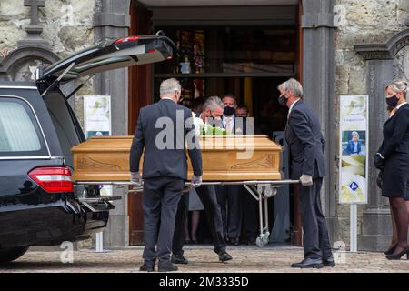 Das Bild zeigt den Sarg bei der Beerdigung der ehemaligen Bürgermeisterin von Aalst und der aktuellen CD&V-Stadträtin Ilse Uyttersprot in Moorsel, nahe Aalst, Freitag, den 14. August 2020. Uyttersprot, 54 Jahre alt, wurde letzte Woche von ihrem Partner getötet, im Zentrum von Aalst. BELGA FOTO NICOLAS MAETERLINCK Stockfoto