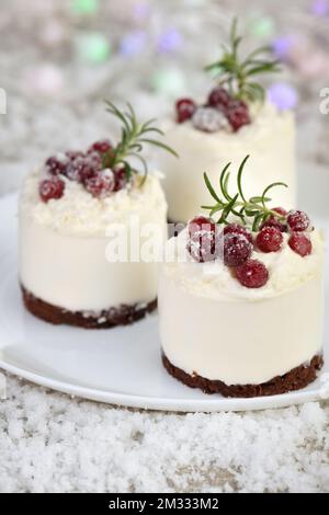 Mousse Cakes mit Kokosnusscreme und griechischer Joghurt über Schokoladenkuchen sind das perfekte Dessert. Gib Schlagsahne und Beeren hinzu. Verwöhnen Sie Freunde und Angehörige Stockfoto