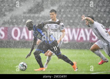 Krepin Diatta des Clubs kämpft bei starkem Regen während eines Fußballspiels zwischen KAS Eupen und Club Brügge am Sonntag, den 16. August 2020 in Eupen, am 2. Tag der ersten Liga der „Jupiler Pro League“ der belgischen Fußballmeisterschaft um den Ball. BELGA FOTO JOHN THYS Stockfoto