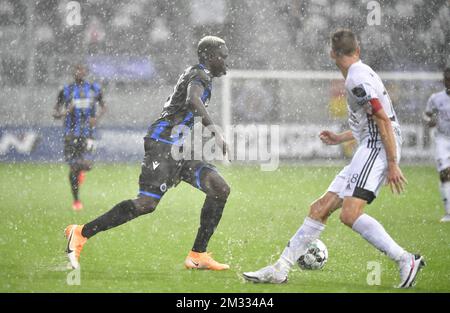 Krepin Diatta des Clubs kämpft bei starkem Regen während eines Fußballspiels zwischen KAS Eupen und Club Brügge am Sonntag, den 16. August 2020 in Eupen, am 2. Tag der ersten Liga der „Jupiler Pro League“ der belgischen Fußballmeisterschaft um den Ball. BELGA FOTO JOHN THYS Stockfoto