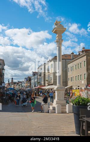 Corso del Popolo Chioggia, Blick im Sommer auf den Corso del Popolo - die Hauptverkehrsstraße im Zentrum von Chioggia, Comune of Venedig, Veneto, Italien Stockfoto