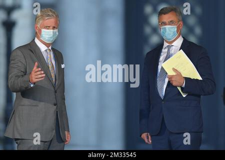 König Philippe - Filip von Belgien und CD&V-Vorsitzender Joachim Coens, Foto nach einem Treffen mit dem König im Königspalast in Brüssel am Montag, den 17. August 2020, bezüglich der Bildung einer neuen Regierung nach den Bundeswahlen vom 26. Mai 2019. Der König hat den Rücktritt der beiden Formatoren in Betracht gezogen und wird heute mit mehreren Parteivorsitzenden und -Männern zusammentreffen. BELGA FOTO BENOIT DOPPPAGNE Stockfoto