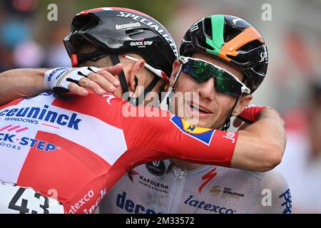 Dänischer Michael Morkov von Deceuninck - Quick-Step und irischer Sam Bennett von Deceuninck - Quick-Step feiern nach der dritten Etappe des Radrennens Tour De Wallonie, 192km km von Montzen nach Vise, Dienstag, 18. August 2020. BELGA FOTO DAVID STOCKMAN Stockfoto