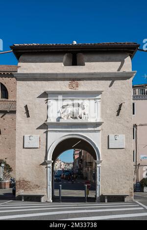 Porta Santa Maria Chioggia, im Sommer Blick auf das alte Stadttor am südlichen Ende des Corso del Popolo in Chioggia, Gemeinde Venedig, Italien Stockfoto