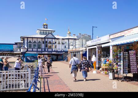 Eastbourne East Sussex Leute auf der Eastbourne Promenade fahren zum Eastbourne Pier an der Eastbourne Seafront Eastbourne East Sussex England GB Europa Stockfoto