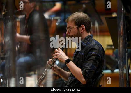 Abbildung zeigt eine Probe des Brüsseler Philarmonischen Orchesters in Flagey, Brüssel, Freitag, den 11. September 2020. Morgen beginnt das Orchester seine neue Saison, mit Corona-sicheren Konzerten, mit weniger Musikern und Öffentlichkeit. BELGA FOTO DIRK WAEM Stockfoto