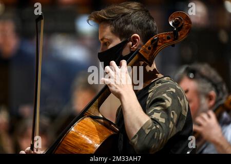 Abbildung zeigt eine Probe des Brüsseler Philarmonischen Orchesters in Flagey, Brüssel, Freitag, den 11. September 2020. Morgen beginnt das Orchester seine neue Saison, mit Corona-sicheren Konzerten, mit weniger Musikern und Öffentlichkeit. BELGA FOTO DIRK WAEM Stockfoto