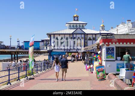 Eastbourne East Sussex Leute auf der Eastbourne Promenade fahren zum Eastbourne Pier an der Eastbourne Seafront Eastbourne East Sussex England GB Europa Stockfoto