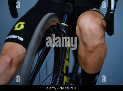 Radfahrer-Beine zu Beginn von Stufe 16 des Radrennen Tour de France 107. von La Tour-de-Pin nach Villard-de-Lans (164km), in Frankreich, Dienstag, 15. September 2020. Die diesjährige Tour de France wurde aufgrund der weltweiten Covid-19-Pandemie verschoben. Das 2020-Rennen beginnt in Nizza am Samstag, den 29. August, und endet am 20. September. BELGA FOTO DAVID STOCKMAN Stockfoto