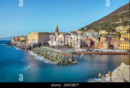 Genua, Italien. Blick auf den kleinen Seehafen im Viertel Nervi (Porticciolo di Nervi) Stockfoto