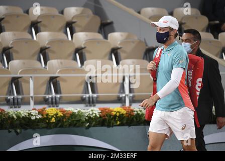 Der belgische David Goffin kommt für das Spiel zwischen dem belgischen David Goffin (ATP 12) und dem italienischen Jannik Sünder (ATP 74) in der ersten Runde der HerrenSingles beim Tennisturnier Roland Garros French Open in Paris, Frankreich, Sonntag, den 27. September 2020. Die Hauptpunktzahl des diesjährigen Roland Garros Grand Slam wurde aufgrund der anhaltenden Covid-19-Pandemie verschoben. Das diesjährige Turnier findet vom 27. September bis zum 11. Oktober statt. BELGA FOTO BENOIT DOPPPAGNE Stockfoto