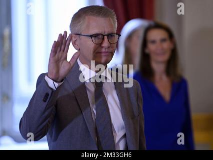 ACHTUNG REDAKTEURE - HANDOUT-BILDER - OBLIGATORISCHE KREDITVERGABE KANZLERIN BELGIEN PREMIERMINISTER - NUR REDAKTIONELLE VERWENDUNG - KEIN VERKAUF, KEIN MARKETING - Vizeminister und Mobilitätsminister Georges Gilkinet (Ecolo) leistet den Eid vor dem König bei der Eid der Regierung Vivaldi, im Königspalast, Donnerstag, 01. Oktober 2020, in Brüssel. Belgien wartete seit den Bundeswahlen vom 26. Mai 2019 auf eine Bundesregierung. BELGA FOTO ERIC LALMAND Stockfoto