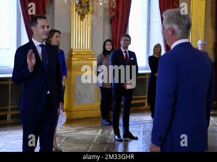 ACHTUNG REDAKTEURE - HANDOUT-BILDER - OBLIGATORISCHE KREDITVERGABE KANZLERIN BELGIEN PREMIERMINISTER - NUR REDAKTIONELLE VERWENDUNG - KEIN VERKAUF, KEIN MARKETING - Premierminister Alexander De Croo (offenes VLD) leistet den Eid vor dem König bei der Eid der Regierung Vivaldi, im Königspalast, Donnerstag, 01. Oktober 2020, in Brüssel. Belgien wartete seit den Bundeswahlen vom 26. Mai 2019 auf eine Bundesregierung. BELGA FOTO ERIC LALMAND Stockfoto