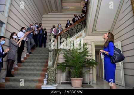 ACHTUNG REDAKTEURE - HANDOUT BILDER - OBLIGATORISCHE KREDITVERGABE KANZLERIN BELGIEN PREMIERMINISTER - NUR REDAKTIONELLE VERWENDUNG - KEIN VERKAUF, KEIN MARKETING - scheidende belgische Premierministerin Sophie Wilmes kommt zur Machtübergabe an den neuen Premierminister, Im Büro des Premierministers in der Rue de La Loi 16 - Wetstraat, Donnerstag, den 01. Oktober 2020, in Brüssel. Belgien wartete seit den Bundeswahlen vom 26. Mai 2019 auf eine Bundesregierung. BELGA FOTO ERIC LALMAND Stockfoto