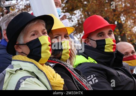 Belgische Fans beim Spiel zwischen dem belgischen Van Uytvanck und der rumänischen Bara, in der zweiten Runde des Frauenwettkampfes im Roland Garros French Open Tennis Turnier, am Donnerstag, den 01. Oktober 2020 in Paris, Frankreich. Die Hauptpunktzahl des diesjährigen Roland Garros Grand Slam wurde aufgrund der anhaltenden Covid-19-Pandemie verschoben. Das diesjährige Turnier findet vom 27. September bis zum 11. Oktober statt. BELGA FOTO BENOIT DOPPPAGNE Stockfoto