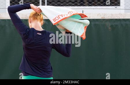 Die belgische Alison Van Uytvanck sieht deprimiert aus nach dem Spiel zwischen dem belgischen Van Uytvanck und der rumänischen Bara in der zweiten Runde des Frauenwettkampfes beim Roland Garros French Open Tennis Turnier am Donnerstag, den 01. Oktober 2020 in Paris, Frankreich. Die Hauptpunktzahl des diesjährigen Roland Garros Grand Slam wurde aufgrund der anhaltenden Covid-19-Pandemie verschoben. Das diesjährige Turnier findet vom 27. September bis zum 11. Oktober statt. BELGA FOTO BENOIT DOPPPAGNE Stockfoto